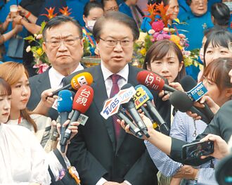 林右昌送紅包 里長年終1.5個月