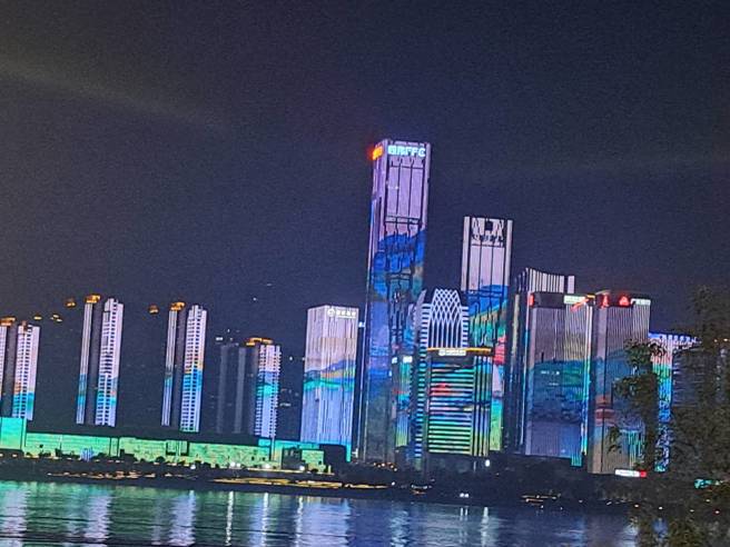 長沙市，在湘江兩岸高樓大廈、江水、山林輝映在一片夜晚的燈光秀下，有如夜間高奏交響曲，夜夜不夜城，這種大陸城市的新燈光美學，已經是大陸最有創造性與活力的一部分。（圖／作者王崑義提供）