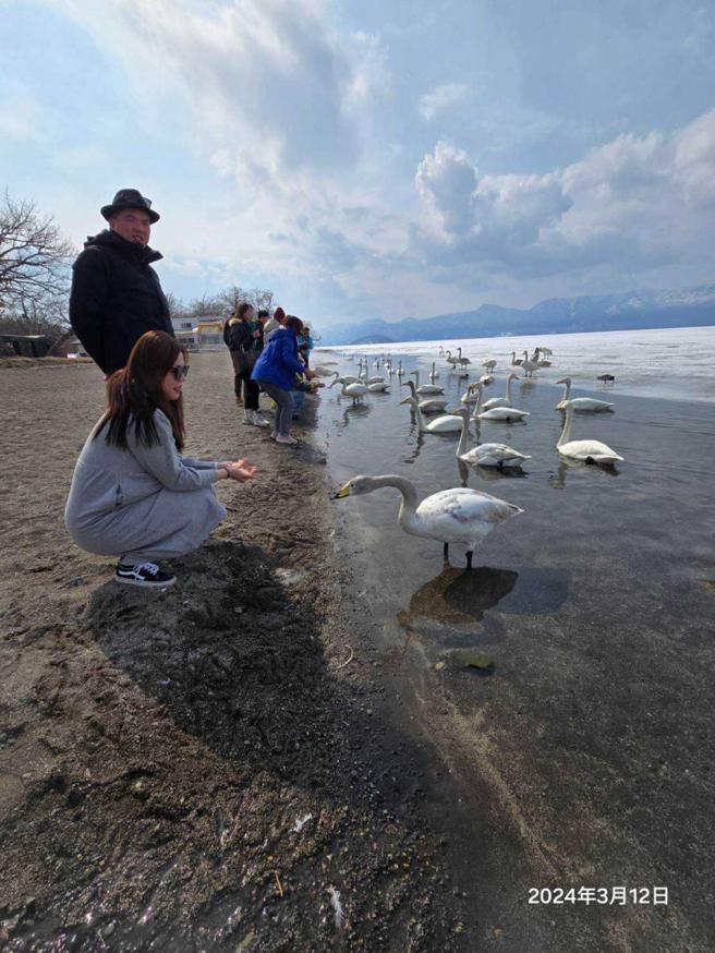 陈布朗与锺沛君在北海道自驾旅游走轻松随意路线。（图／陈布朗提供）