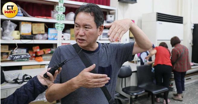 延吉街被貼紅單建築的張大哥說，現在寄住在弟弟家，26坪擠了6個人，希望市府能建立單一窗口、專案處理，加速更新腳步。（圖／記者劉耿豪攝）