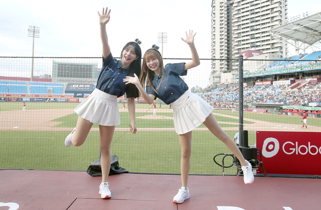 林襄和李多慧的一姐之争从乐天女孩转战到小龙女。（图／中时资料照）