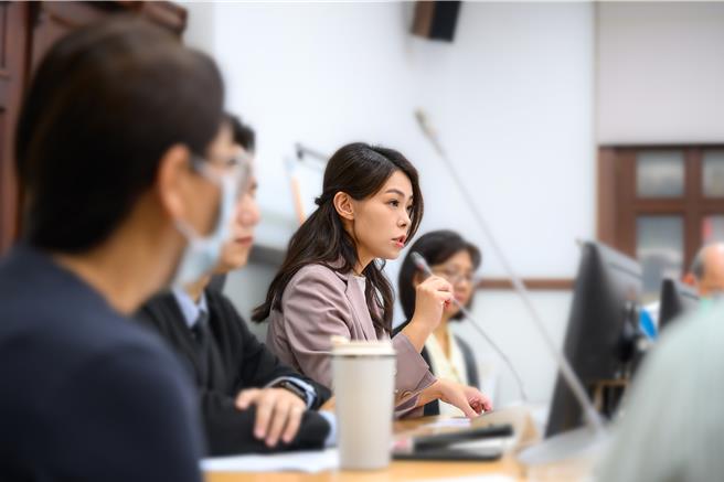 因应锋面来袭，新竹市长高虹安（中）于市务会议指示应变中心提升为强化3级开设。（新竹市府提供／邱立雅竹市传真）