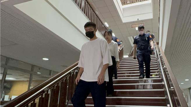 庭审半小时结束，宥胜对媒体询问只以「辛苦了」3字回应。（图赖佩璇摄）