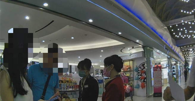 一對酒醉男女前天大鬧小港機場，現傳出鬧事女子（白衣）是空服員。（圖／讀者提供）

