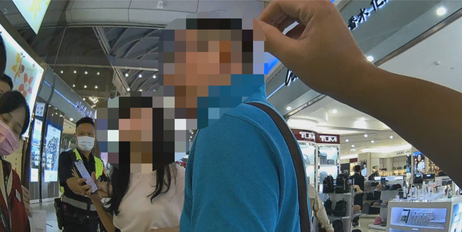 一對酒醉男女昨大鬧小港機場，現傳出鬧事女子（白衣）是空服員。（圖／讀者提供）