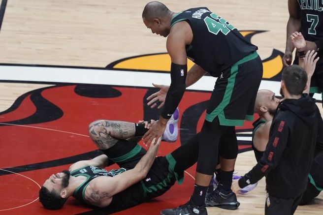 塞爾提克前鋒塔圖(左)扭傷腳踝倒地。（美聯社）