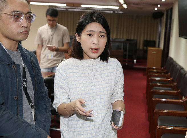 立委徐巧芯30日出席國民黨立法院黨團大會並受訪。（姚志平攝）