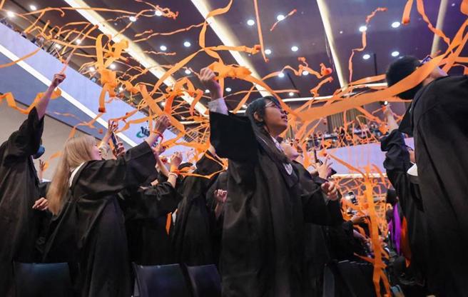 据劳动部30日透过大数据发布的「2023年初任人员薪资统计」指出，一半的大学毕业生首份薪水不到3万元。（报系资料照）