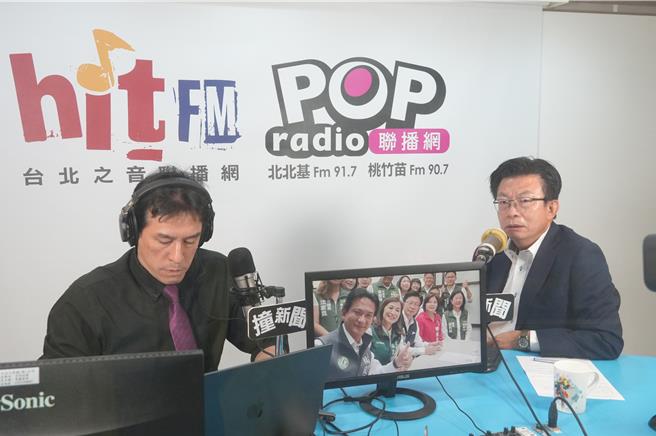 民进党立委郭国文（右）30日接受POP Radio《POP撞新闻》主持人黄暐瀚（左）专访。（POP撞新闻提供／ 陈薏云台北传真）
