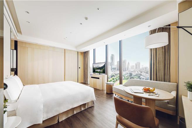 新北市觀旅局促進旅宿業服務水準，自即日起至5月10日止，受理業者報名「新北市優良旅館及魅力民宿評選」。圖為112年新北市優良旅館金獎業者傑仕堡有氧酒店。（傑仕堡有氧酒店提供）