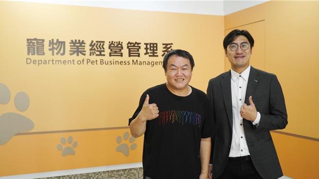 司徒建铭（左）与台北海大教授林威克见面。（台北海大提供）