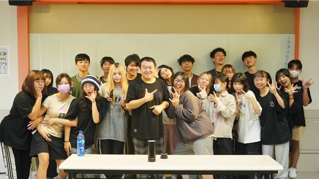 司徒建铭（中）到台北海大演艺系担任期中导师。（台北海大提供）