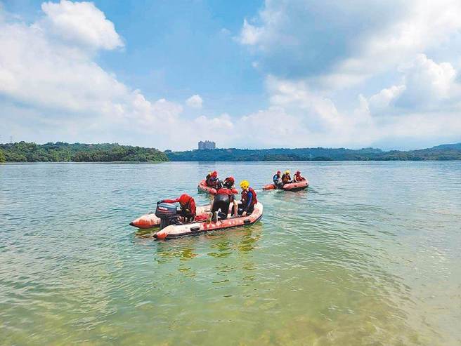 嘉义县消防局一名31岁翁姓队员2021年在仁义潭进行潜水训练不幸溺毙，安全教官日前获判不起诉处分。（图 / 中时资料照）