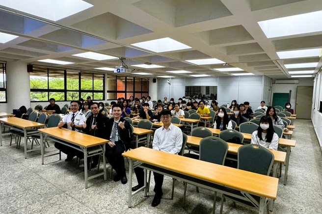 長榮航空為招募機師，日前至國立臺南大學進行企業招募說明會，吸引對航空業有興趣的學生及校友參與。(照片/國立臺南大學提供)