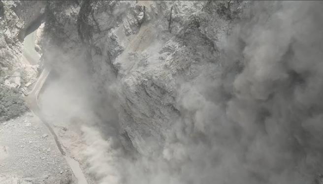 0403花莲强震造成台八线中横公路多处坍崩，因余震不断，今天上午在167.7至184.5公里流芳桥路段发生大规模坍崩，目前檔路封闭，现场烟雾瀰漫，持续有落石喷飞。（公路局提供／王志伟花莲传真）