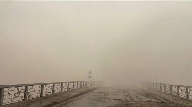 0403花莲强震造成台八线中横公路多处坍崩，因余震不断，今天上午在167.7至184.5公里流芳桥路段发生大规模坍崩，目前檔路封闭，现场烟雾瀰漫，持续有落石喷飞。（公路局提供／王志伟花莲传真）