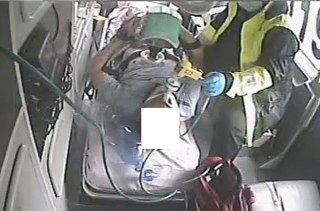 彰化縣消防局大村消防分隊隊員在救護車上一路急救昏迷的老翁，讓老翁到院前恢復生命徵象。（彰化縣消防局提供／孫英哲彰化傳真）