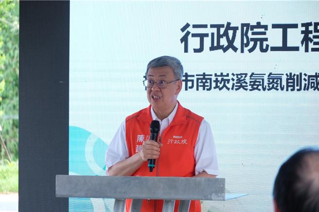 行政院长陈建仁30日到桃园视察工程，对于内政部长林右昌表示将发1.5个月年终给全国村里长，挨批乱开支票。陈建仁表示，希望透过春节慰问金，让村里长得到更好的照顾，也希望村里长能够加油，为全国人民提供更好的服务。（赖佑维摄）