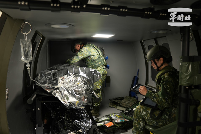 直擊！亞洲最大「戰傷大樓」曝光，悍馬、黑鷹直升機擬真戰場救護。( 國防部提供 )