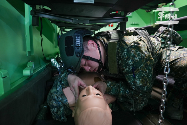 直擊！亞洲最大「戰傷大樓」曝光，悍馬、黑鷹直升機擬真戰場救護。( 國防部提供 )