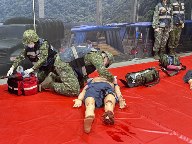 直擊！亞洲最大「戰傷大樓」曝光，悍馬、黑鷹直升機擬真戰場救護。(葉庭欣攝 )