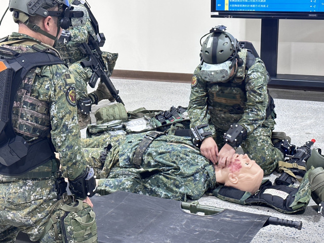 直擊！亞洲最大「戰傷大樓」曝光，悍馬、黑鷹直升機擬真戰場救護。(葉庭欣攝 )