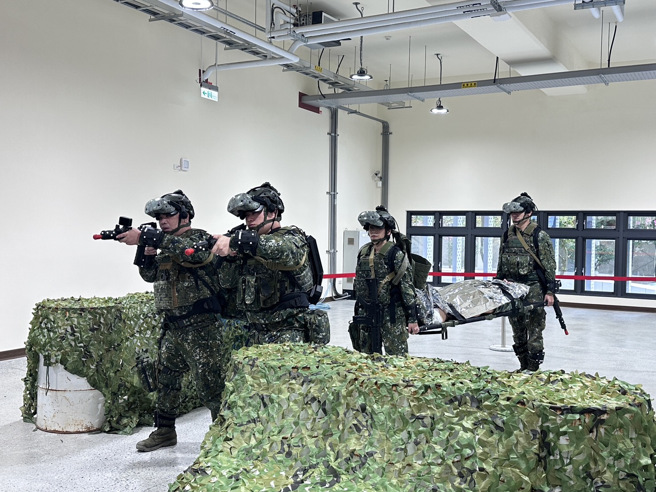 直擊！亞洲最大「戰傷大樓」曝光，悍馬、黑鷹直升機擬真戰場救護。(葉庭欣攝 )