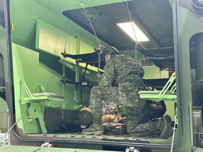 直擊！亞洲最大「戰傷大樓」曝光，悍馬、黑鷹直升機擬真戰場救護。(葉庭欣攝 )