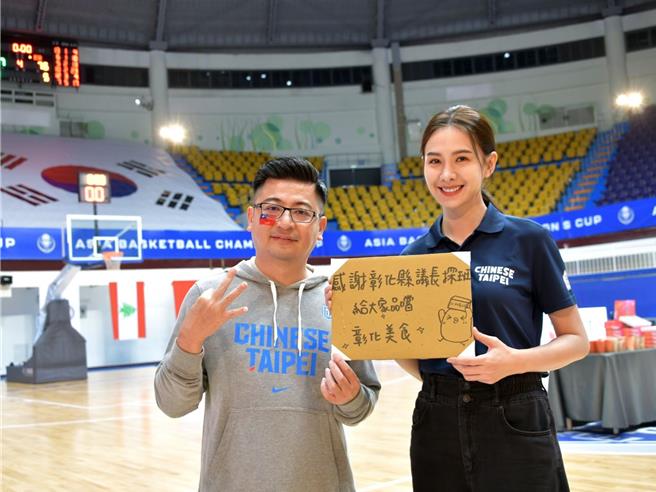 「女孩上場2」籌拍期間曾到彰化縣立體育館等地取景拍攝，彰化縣議長謝典林（左）到場探班支持，與劇中女主角安心亞（右）合影。（彰化縣議會提供／孫英哲彰化傳真）