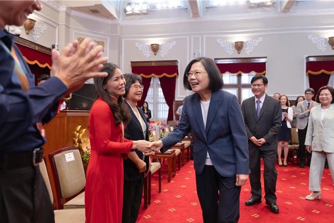 蔡英文总统30日接见「113年全国模范劳工、全国模范移工及其眷属」（总统府提供)