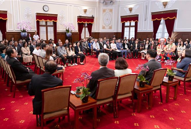  蔡英文总统30日接见「113年全国模范劳工、全国模范移工及其眷属」（总统府提供)