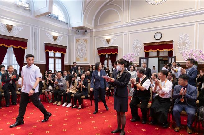  蔡英文总统30日接见「113年全国模范劳工、全国模范移工及其眷属」（总统府提供)