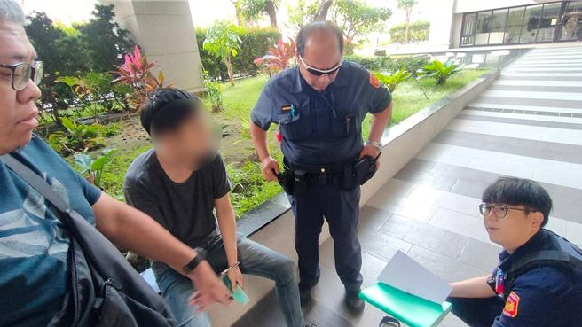 仁武分局警方逮捕涉案车手。（高雄市警方提供／林雅惠传真）