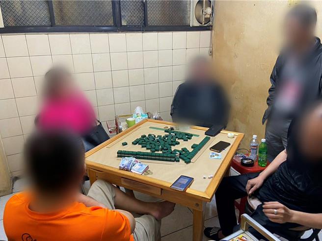 楊姓婦人為賺取生活費，於中和住處開桌聚賭，讓友人來家裡打麻將，她則抽頭營利。（中和警分局提供）