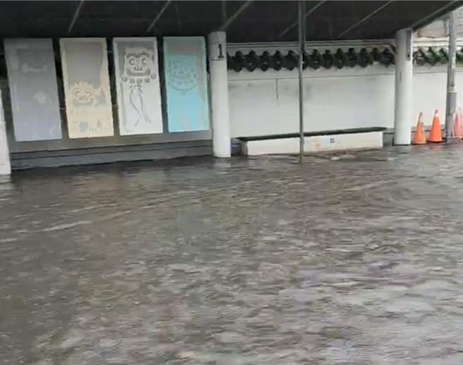 金门地区今日上午11时左右开始下起倾盆大雨，部分低洼及排水不良地区出现积水，金城民权路中正国小旁路段便已水淹有如小河流。(图／民眾提供)