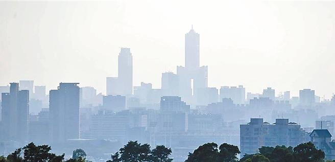 环境部29日公告「碳费收费办法」、「自主减量计画管理办法」、「碳费收费对象温室气体减量指定目标」等3项攸关未来碳费徵收的草案。（本报资料照片）