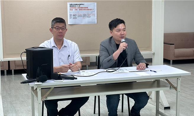 国民党台北市议员杨植斗（右）30日质疑，台肥声称基隆一厂使用的土方并非南港C4大楼建案所运出之营建废土，而是从北投土资场购入的「沃土」，但购土发票与土方运送联单都疑似造假。（丁上程摄）