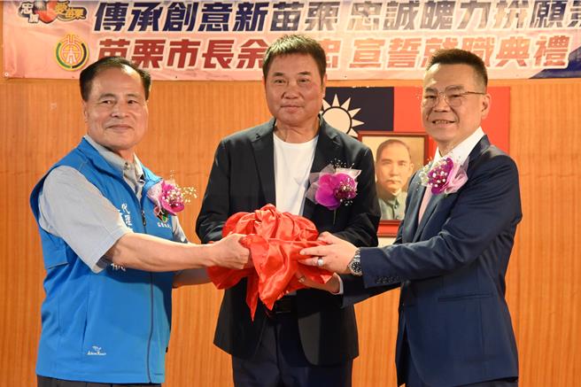 苗栗市長余文忠（左）從苗栗縣長鍾東錦（中）、代理市長葉志航（右）接下印信。（李京昇攝）