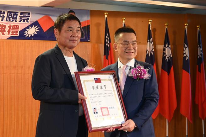 苗栗縣長鍾東錦頒發當選證書給余文忠。（李京昇攝）