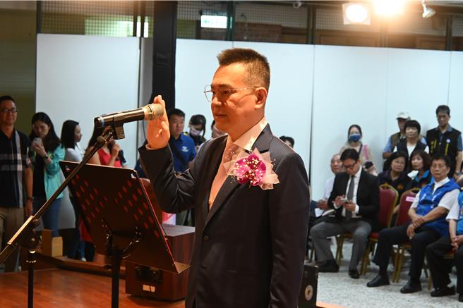 余文忠宣誓就職。（李京昇攝）