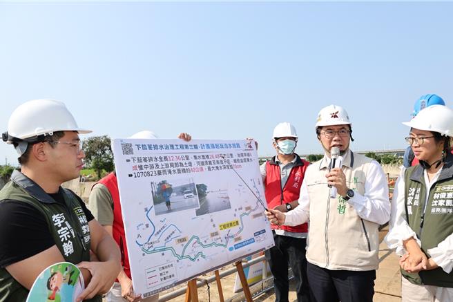 台南市長黃偉哲（右二）今天一早赴後壁區視察「下茄苳排水治理工程第三期」。（台南市政府提供／張毓翎台南傳真）