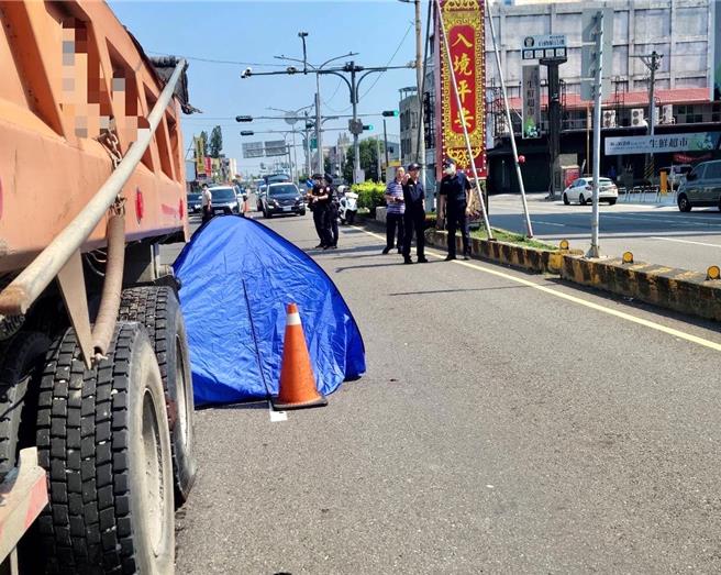 75岁妇人横越马路时遭砂石车辗毙。（民眾提供／宝智华台南传真）