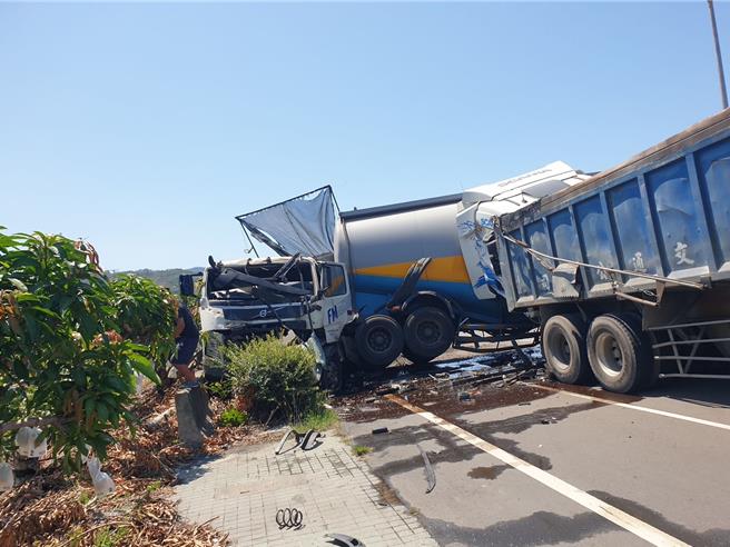 台1線枋山路段發生嚴重車禍，油灌車追撞前方大貨車。（民眾提供／羅琦文屏東傳真）