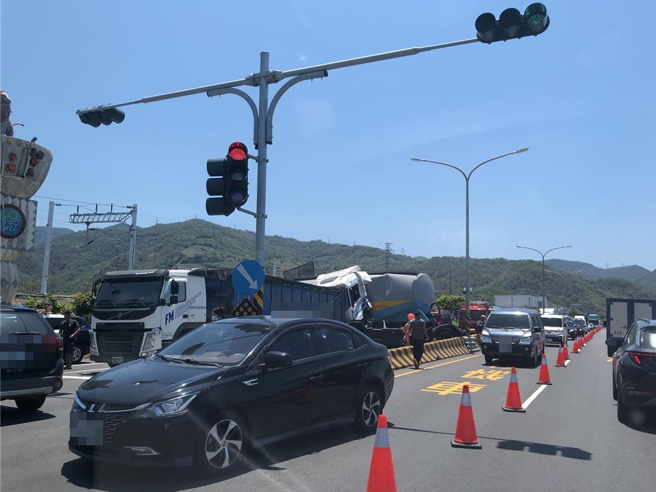 車禍一度造成大塞車。（翻攝臉書「恆春半島公共事務討論社團」／羅琦文屏東傳真）