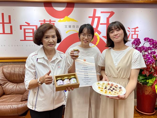 宜兰青年27岁的杨雁晴（中）及王薏晴（右）2人创立的「青菓邸舍甜品坊」，以柑橘素馨红果酱，夺下号称「果酱界奥斯卡」的世界柑橘类果酱大赛中专业职人组铜牌。（吴佩蓉摄）