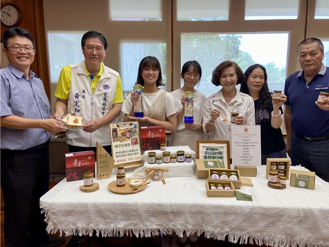 宜兰县长林姿妙（右三）大讚杨雁晴（中）和王薏晴（左三）为「宜兰之光」，期盼她们将宜兰更多优质农产品行销至全世界。（吴佩蓉摄）