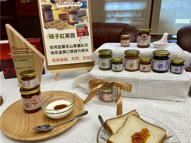 宜兰青年27岁的杨雁晴及王薏晴2人创立的「青菓邸舍甜品坊」，以柑橘素馨红果酱，夺下号称「果酱界奥斯卡」的世界柑橘类果酱大赛中专业职人组铜牌。（吴佩蓉摄）