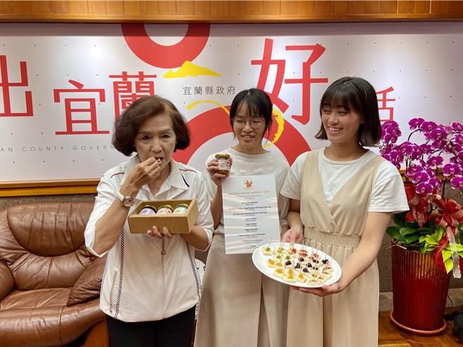 宜兰县长林姿妙（左）品尝得奖果酱，表示「酸酸甜甜有恋爱的滋味」。（吴佩蓉摄）