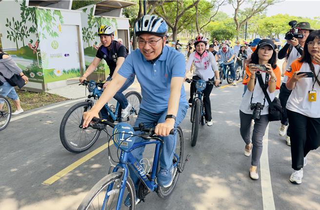 侯友宜騎上腳踏車親自體驗河濱自行車道。（呂健豪攝）