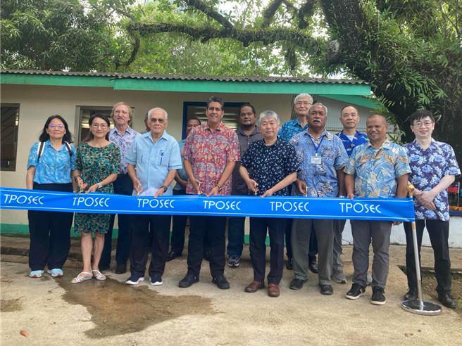台帛海洋科普教育中心于30日在帛琉正式揭牌，国科会副主委林敏聪（第一排左起5）与帛琉总统Surangel S. Whipps Jr.（第一排左起4）共同揭示，为双方一同为永续海洋资源努力的里程碑。（国科会提供）
